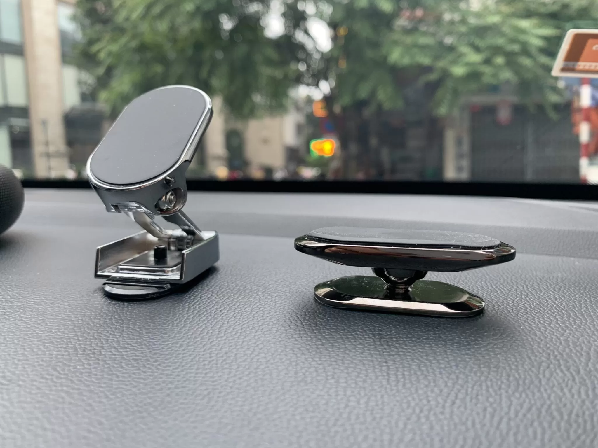 Chọn Lựa Giá Đỡ Điện Thoại Trên Ô Tô Cho Hành Trình An Toàn và Thuận Tiện 24 1 7 scaled Giá đỡ điện thoại trên ô tô, xe hơi